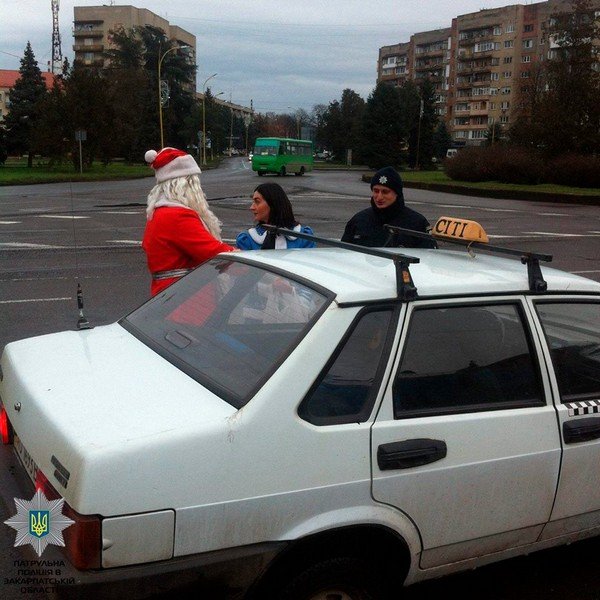 Дід Мороз і Снігурочка зупиняли водіїв в Ужгороді – 04
