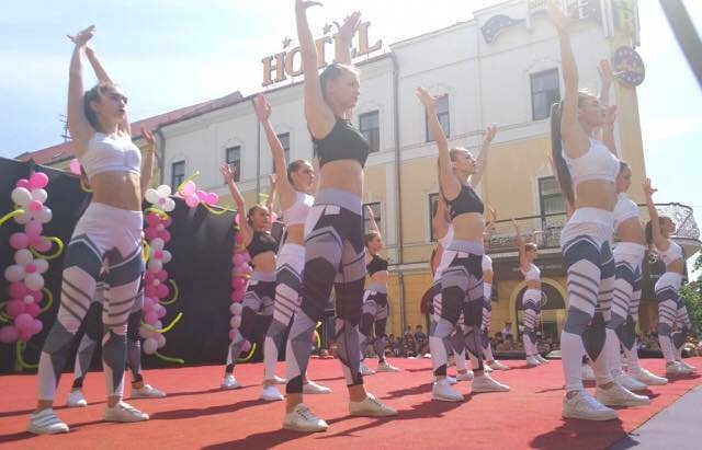 У центрі Мукачева провели танцювальне свято – 13