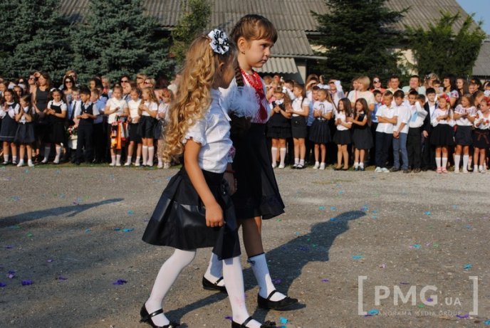 Мукачівська ЗОШ №4 патріотично відсвяткувала День знань – 13