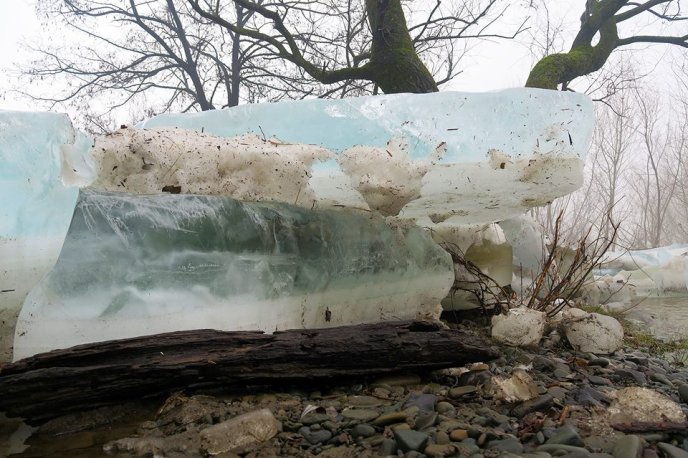Наслідки "снігового паводку" на Закарпатті: фотограф показав, як виглядає річка Уж біля плотини у Невицькому – 04