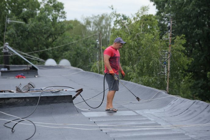 В одному з мікрорайонів Мукачева розпочали капремонт даху багатоповерхівки – 06