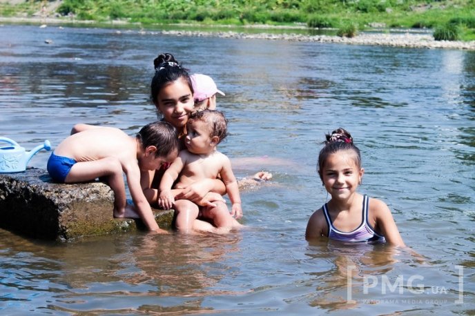 Рятуючись від спеки, мукачівці окупували Латорицю – 01