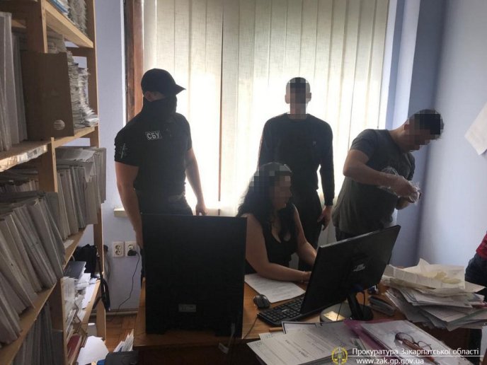 На хабарі затримано чиновницю з Іршавської РДА – 04