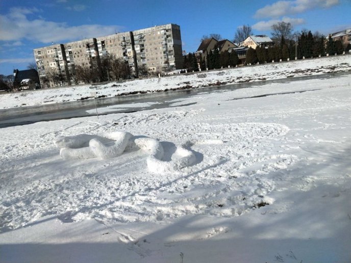 У Мукачеві зліпили зі снігу 32-метрову змію – 03 У Мукачеві зліпили зі снігу 32-метрову змію – 03