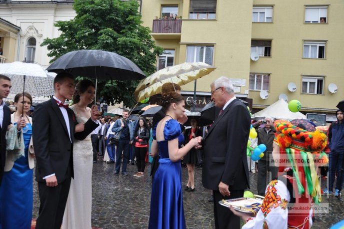 Парад випускників в центрі Мукачева: як це було (ФОТО) – 47