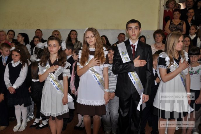 У мукачівській ЗОШ №20 відбулось свято "Останнього дзвоника" (ФОТО) – 08