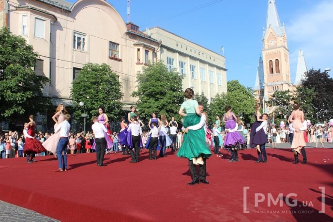 Свято випускників у Мукачеві: вальс, усмішки та селфі – 11 Свято випускників у Мукачеві: вальс, усмішки та селфі – 11