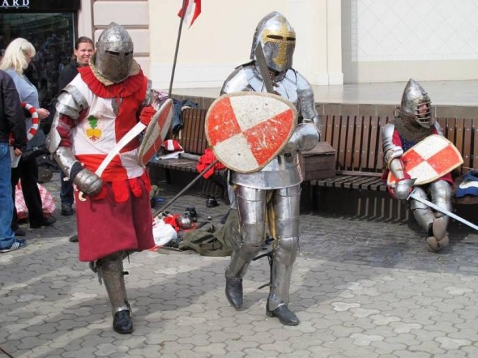 У центрі Ужгорода лицарі влаштували середньовічну битву – 08