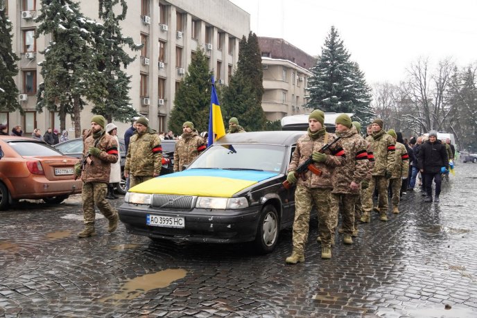 Поховали військового, який захищав Україну з перших днів повномасштабного вторгнення – 05