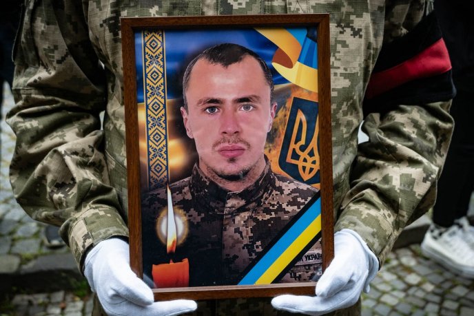 Отримав важке поранення: в Ужгороді поховали молодого Героя – 01