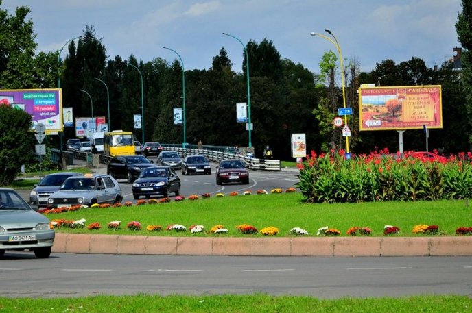 На площах Ужгорода висадили 1500 кущів хризантем – 05