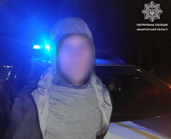 Чоловіки смикались та поводили себе надто дивно: поліцейські двічі виявили у закарпатців підозрілі речовини – 01