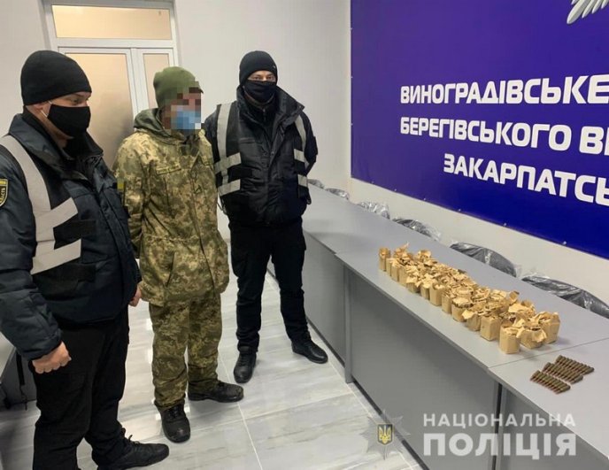 На Виноградівщині поліцейські вилучили у чоловіка понад тисячу набоїв  – 01