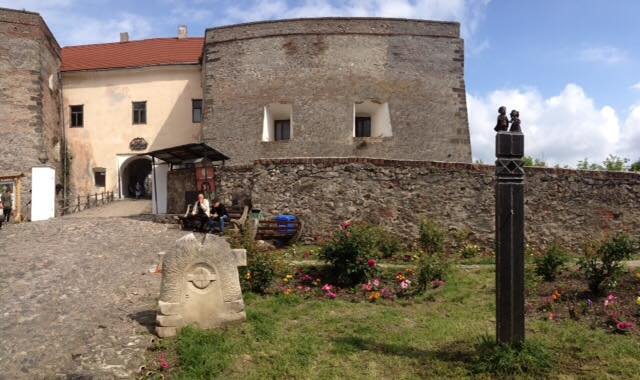 У Мукачеві з’явилась міні-скульптура Ілони Зріні – 09 У Мукачеві з’явилась міні-скульптура Ілони Зріні – 09