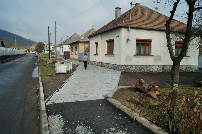 На одній із вулиць Мукачева облаштовують тротуар – 05 На одній із вулиць Мукачева облаштовують тротуар – 05