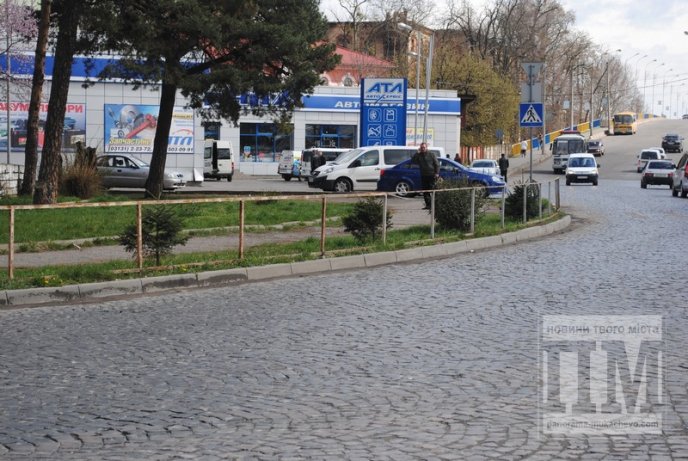 Вулиці Мукачева прибирають від рекламних носіїв (ФОТО) – 02