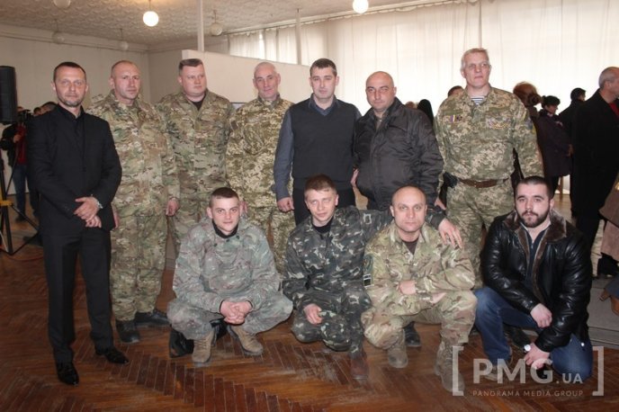 У Мукачеві відкрили фотовиставку, присвячену річниці боям за Дебальцево – 17