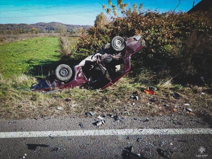 Жахлива автотроща на Закарпатті: є загиблий та багато травмованих – 05