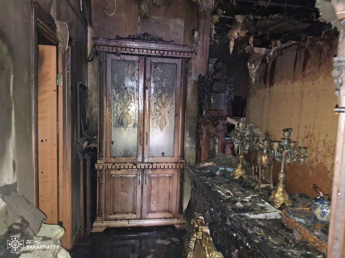 У Мукачеві горів меблевий магазин: вогнеборці показали наслідки пожежі – 03