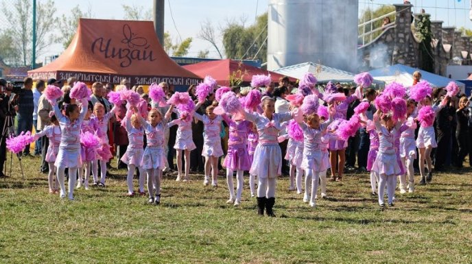 Для того, щоб приготувати на BEREG FEST рекордну кількість боґрачу пішло 8 поросят та одне теля (ФОТО) – 12