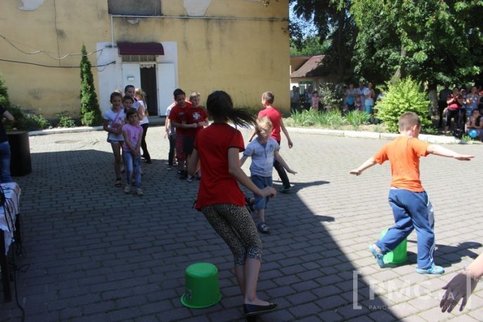 Студенти МКТЕК влаштували свято дітям, які лікуються у Закарпатській дитячій лікарні – 11