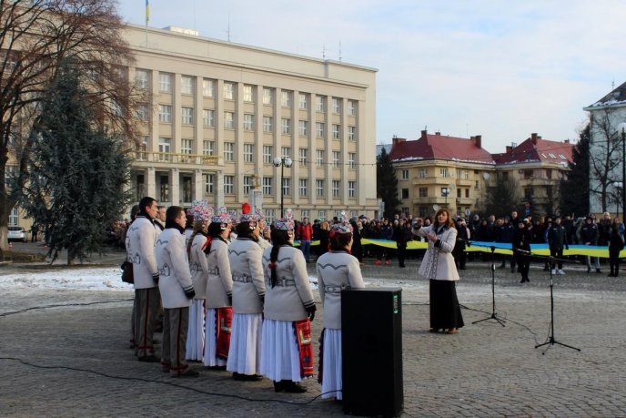 На головній площі Закарпаття молодь розгорнула 100-метровий прапор України – 02