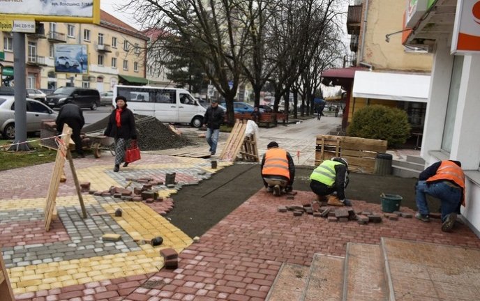 В Ужгороді викладають бруківкою тротуар на проспекті Свободи – 03