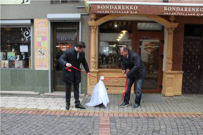 У Мукачеві з’явились дві дотепні скульптурки: гуска-фотограф та гуска-турист – 05