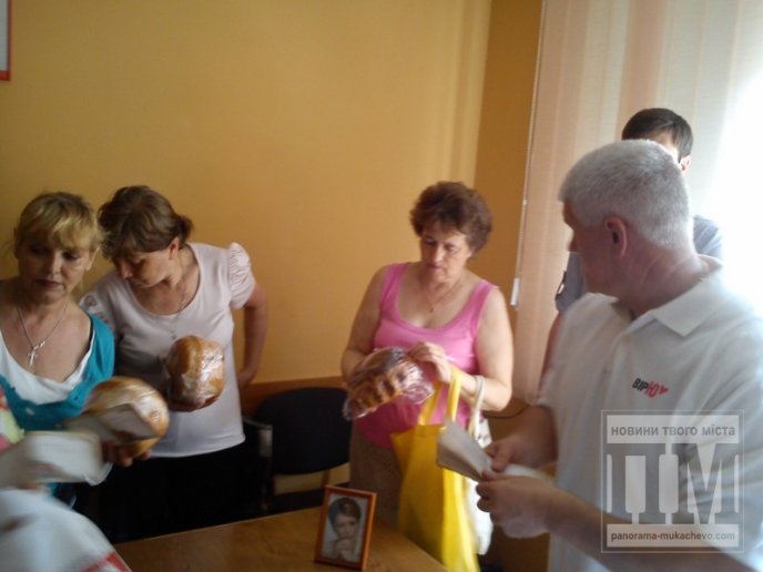 Місцевий осередок ВО "Батьківщина" роздавав безкоштовно паски (ФОТО) – 13