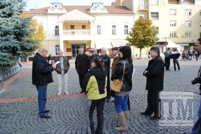 Десяток активістів в центрі Мукачева протестували проти фашизму (ФОТО) – 05
