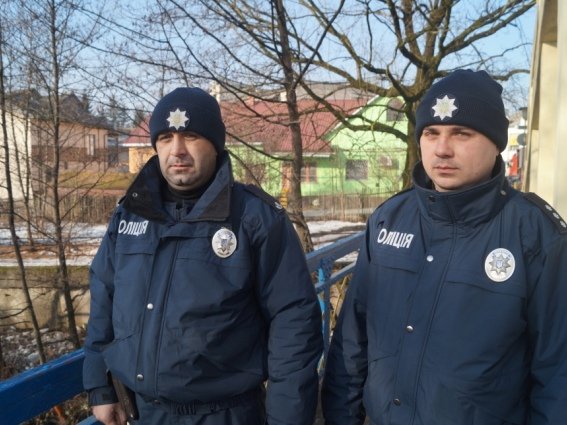 В Іршаві жінка намагалась покінчити самогубством: поліцейські встигли врятувати жінку від спроби смертельного стрибка – 01 В Іршаві жінка намагалась покінчити самогубством: поліцейські встигли врятувати жінку від спроби смертельного стрибка – 01