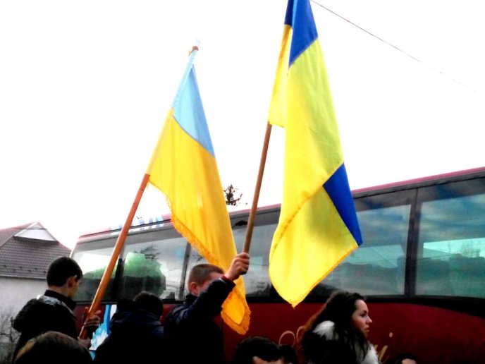 Зі сльозами на очах виноградівці зустрічали бійців 128-ої бригади (ФОТО) – 07