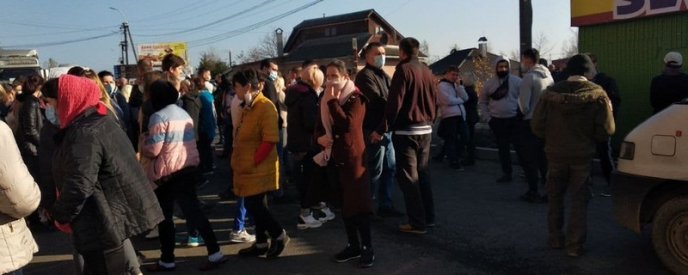 Обурені жителі Хуста перекрили дорогу: відомо, що вони вимагають – 01