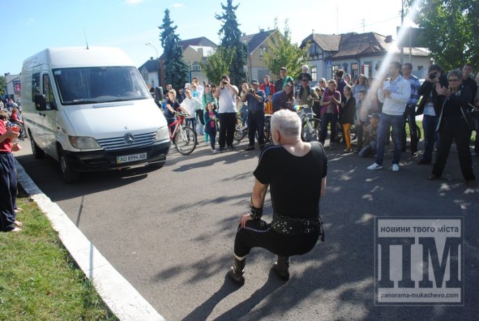 Сергій Вінер разом з вихованцями продемонстували мукачівським велосипедистам власні трюки (ФОТО) – 01 Сергій Вінер разом з вихованцями продемонстували мукачівським велосипедистам власні трюки (ФОТО) – 01