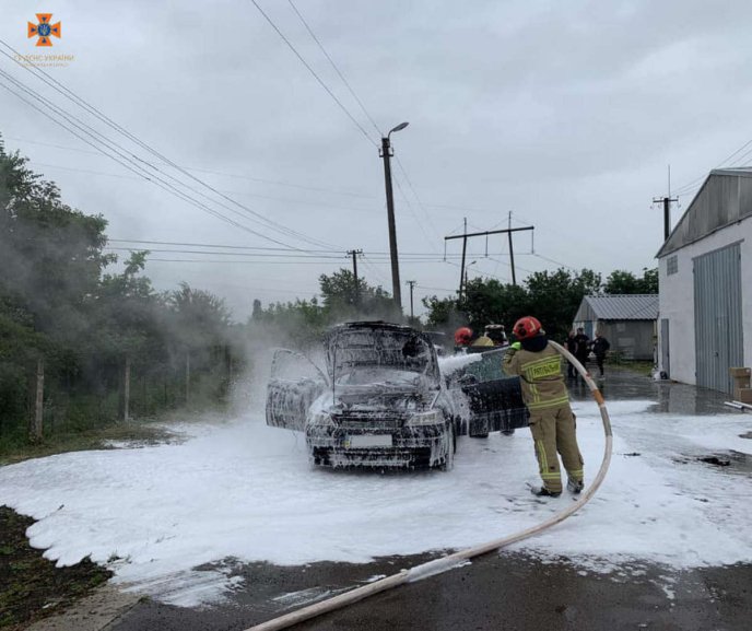 Поблизу Ужгорода горів автомобіль – 01
