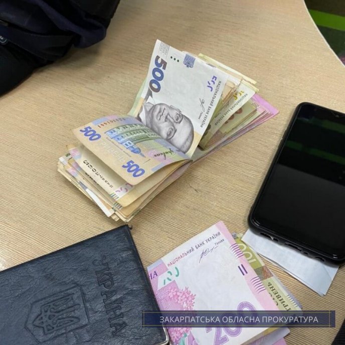 Вимагав 4 тисячі доларів: на Закарпатті викрили митника – 02