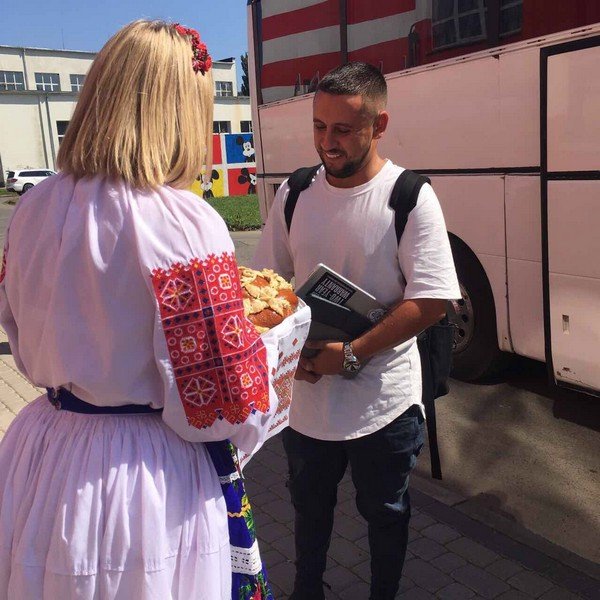 В Ужгороді з хлібом і сіллю зустрічали відомого співака Монатіка – 04