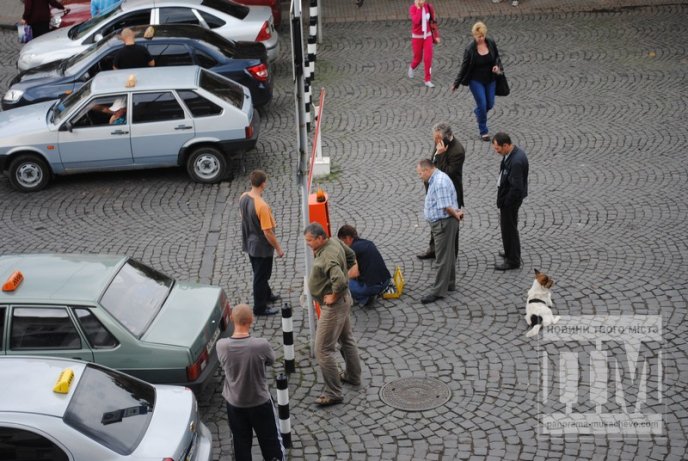 У центрі Мукачева вантажівка пошкодила шлагбаум (ФОТО) – 05