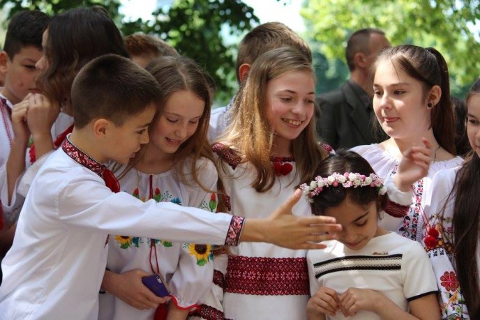 Як у лінгвістичній гімназії в Ужгороді останній дзвоник проходив – 13 Як у лінгвістичній гімназії в Ужгороді останній дзвоник проходив – 13