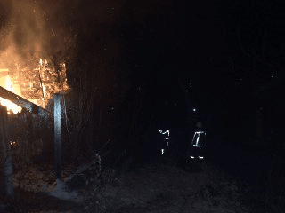 Патрульні поліцейські витягли мукачівця з палаючого будинку – 02