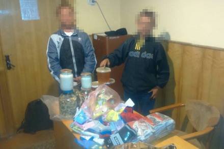 Двоє чоловіків пограбували торговий кіоск біля ринку – 02