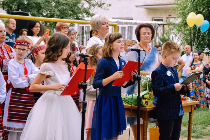 Для 690 ужгородських одинадцятикласників пролунав останній дзвінок – 06