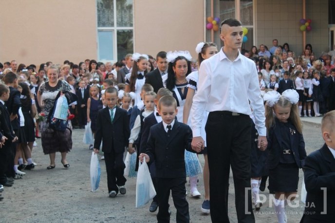 НВК "Гармонія" урочисто відзначила свято Першого вересня лінійкою у вишиванках – 53