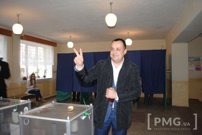 Голова облради Володимир Чубірко проголосував "за європейський Ужгород" разом із сім’єю – 02