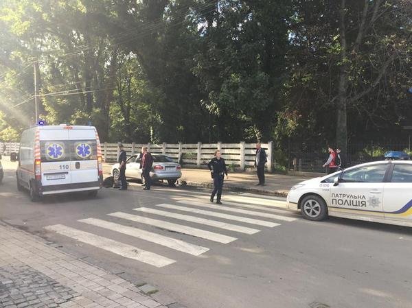 В Ужгороді на пішохідному переході автомобіль збив жінку – 03