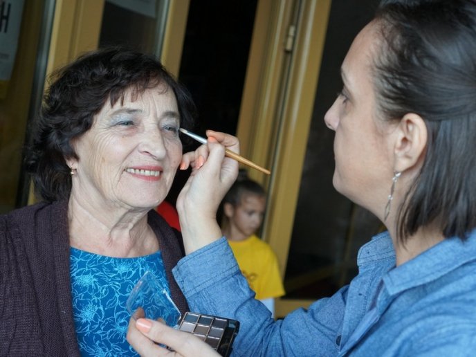 Салон краси просто неба: в Ужгороді зробили подарунок для людей похилого віку – 03 Салон краси просто неба: в Ужгороді зробили подарунок для людей похилого віку – 03