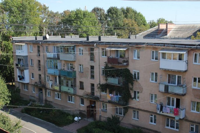 У Мукачеві ремонтують дахи на чотирьох багатоповерхівках – 10