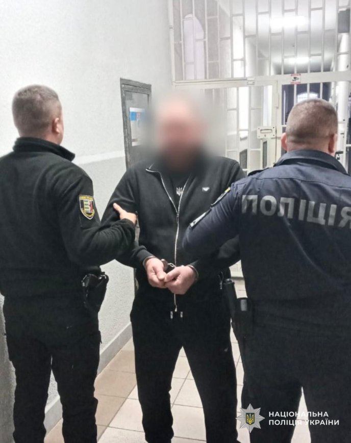 Націлив на людей зброю: що трапилось поблизу одного із закладів у закарпатському місті – 01 Чоловік погрожував людям зброєю