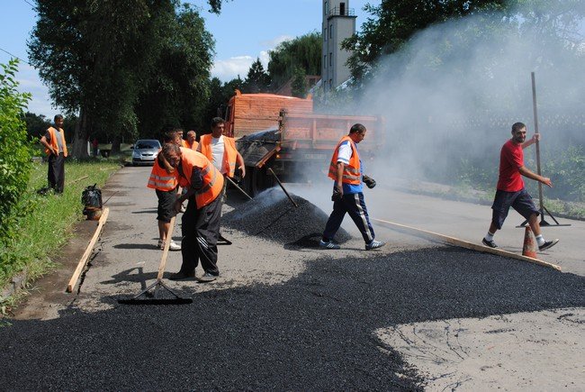 Знамениту яму біля мукачівської «пожарки» асфальтують (ФОТО) – 01