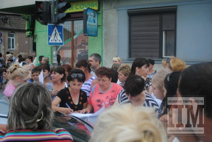 Сьогодні Мукачево мітингувало: сотні жінок перекрили дорогу та вимагали не забирати чоловіків у армію (ФОТО) – 43